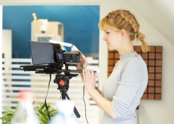 Does Biden blindly follow the teleprompter?